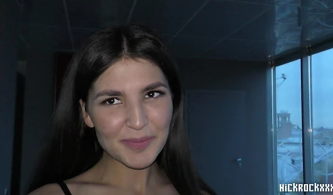 Новая соседка не прочь попасть в модельный бизнес через постель