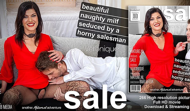 Продаван от бога - довёл милфу до сквирта, ещё и чай впарил