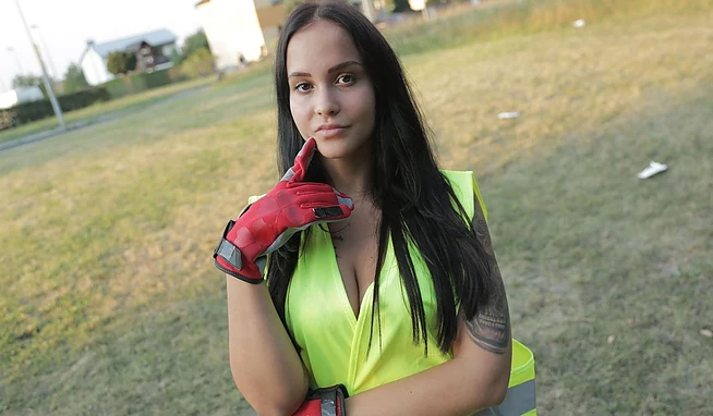 Хуй сосать - это не метлой махать, пикапер бросил палку брюнетке-дворнику