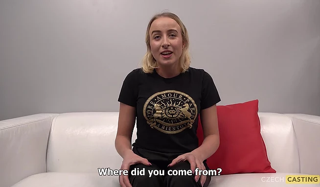 Едва совершеннолетняя студентка дала трахнуть себя в жопу на первом же кастинге!