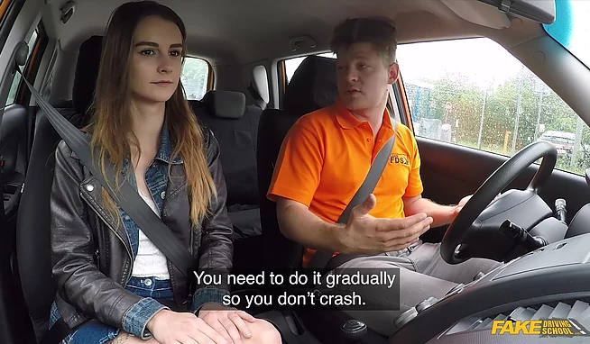 Худенькая девочка расплатилась пизденкой своему инструтктору прямо в машине
