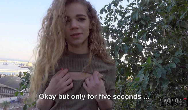 Подбодрил расстроенную девушку деньгами и хуём